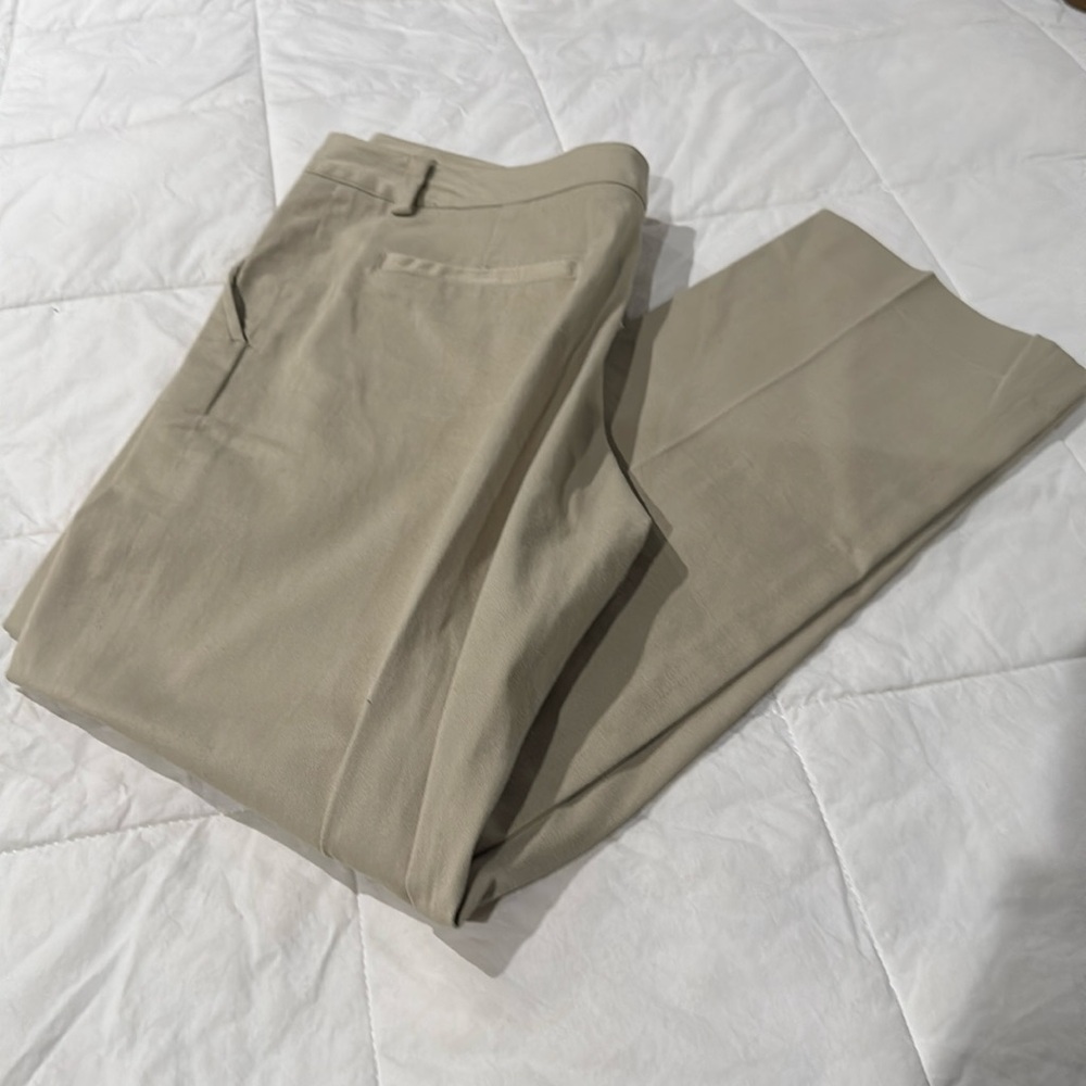 NWOT Kaki pants. Loose clip